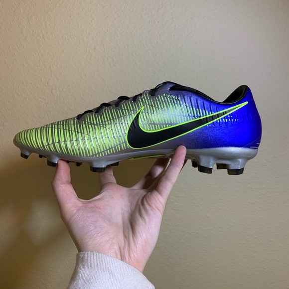 Nike Soccer Cleats - Picture 1 of 8